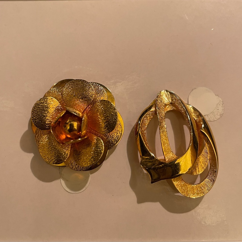 Bundle of two Liebo USA gold tone scarf clips brooches used